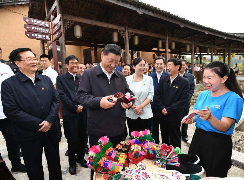 　　9月16日至18日，中共中央總書記、國家主席、中央軍委主席習(xí)近平在河南考察。這是16日下午，習(xí)近平在信陽市新縣田鋪鄉(xiāng)田鋪大塆考察調(diào)研。 新華社記者 謝環(huán)馳 攝