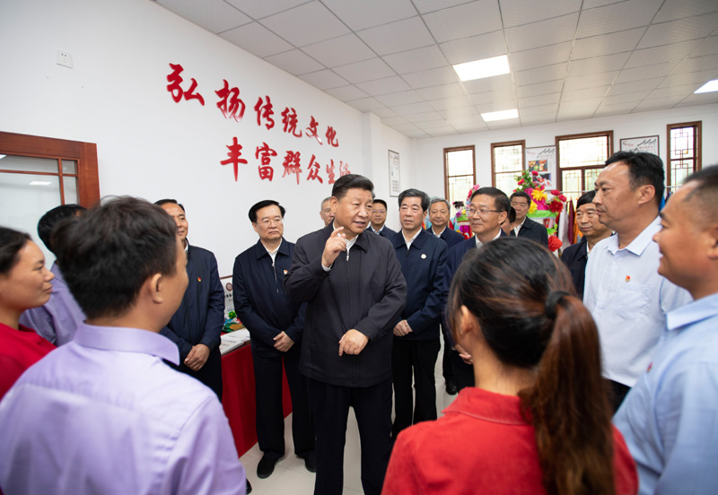 9月16日至18日，中共中央總書記、國家主席、中央軍委主席習(xí)近平在河南考察。這是17日上午，習(xí)近平在信陽市光山縣文殊鄉(xiāng)東岳村文化接待中心，同當(dāng)?shù)孛撠氈赂粠ь^人親切交流，勉勵(lì)他們帶動(dòng)更多鄉(xiāng)親們致富。新華社記者 謝環(huán)馳 攝