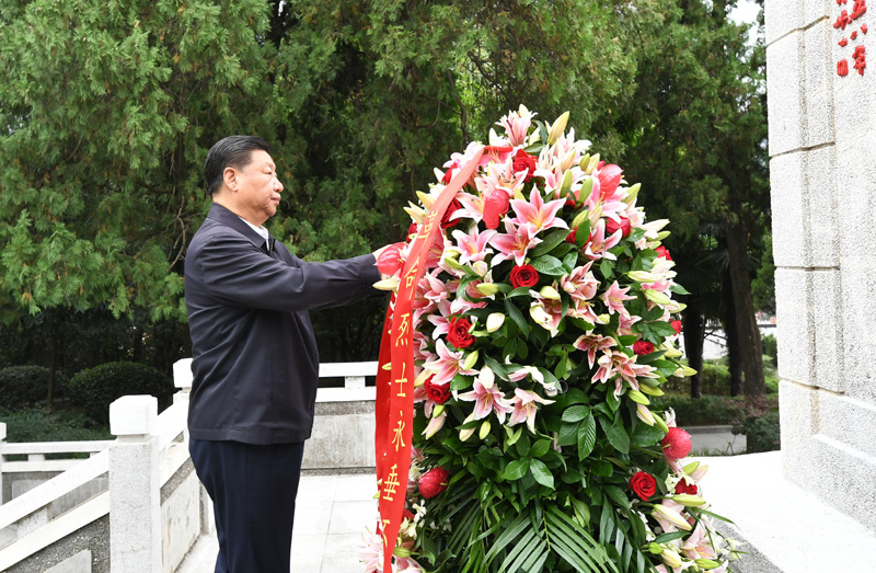 　　9月16日至18日，中共中央總書記、國家主席、中央軍委主席習(xí)近平在河南考察。這是16日下午，習(xí)近平來到位于信陽市新縣的鄂豫皖蘇區(qū)首府烈士陵園，瞻仰革命烈士紀(jì)念碑，向革命先烈敬獻(xiàn)花籃。 新華社記者 謝環(huán)馳 攝