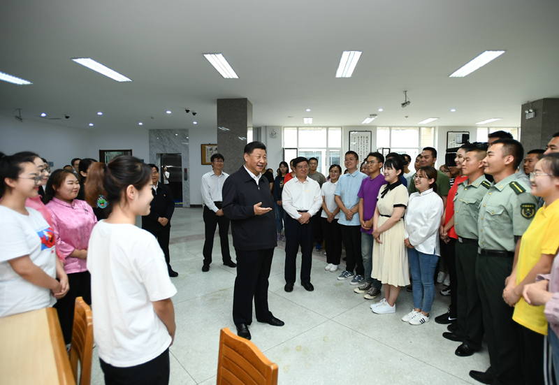 7月15日至16日，中共中央總書記、國家主席、中央軍委主席習(xí)近平在內(nèi)蒙古考察并指導(dǎo)開展“不忘初心、牢記使命”主題教育。這是16日上午，習(xí)近平在內(nèi)蒙古大學(xué)圖書館同學(xué)生們親切交談，勉勵他們志存高遠(yuǎn)、腳踏實地、發(fā)奮圖強(qiáng)。