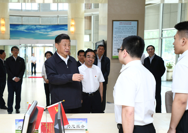 7月15日至16日，中共中央總書記、國家主席、中央軍委主席習(xí)近平在內(nèi)蒙古考察并指導(dǎo)開展“不忘初心、牢記使命”主題教育。這是16日上午，習(xí)近平在內(nèi)蒙古自治區(qū)自然資源廳自然資源政務(wù)大廳同工作人員交談，了解開展主題教育和落實便捷高效政務(wù)服務(wù)等情況。