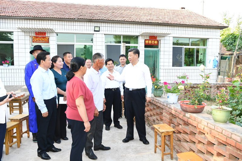 7月15日至16日，中共中央總書記、國家主席、中央軍委主席習(xí)近平在內(nèi)蒙古考察并指導(dǎo)開展“不忘初心、牢記使命”主題教育。這是15日下午，習(xí)近平在赤峰市喀喇沁旗河南街道馬鞍山村村民張國利家，同基層干部群眾代表親切交流。