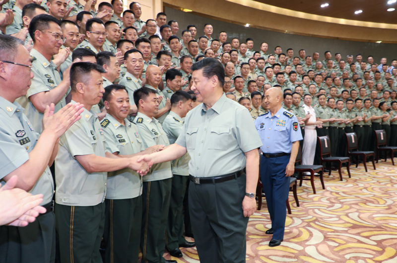 7月15日至16日，中共中央總書記、國家主席、中央軍委主席習(xí)近平在內(nèi)蒙古考察并指導(dǎo)開展“不忘初心、牢記使命”主題教育。這是16日上午，習(xí)近平在呼和浩特親切接見駐內(nèi)蒙古部隊副師職以上領(lǐng)導(dǎo)干部和團(tuán)級單位主官，代表黨中央和中央軍委向駐內(nèi)蒙古部隊全體官兵致以誠摯問候。