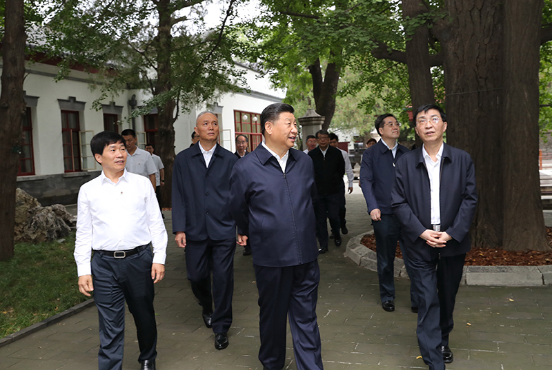 9月12日，中共中央總書記、國家主席、中央軍委主席習(xí)近平視察中共中央北京香山革命紀(jì)念地。這是習(xí)近平瞻仰雙清別墅。