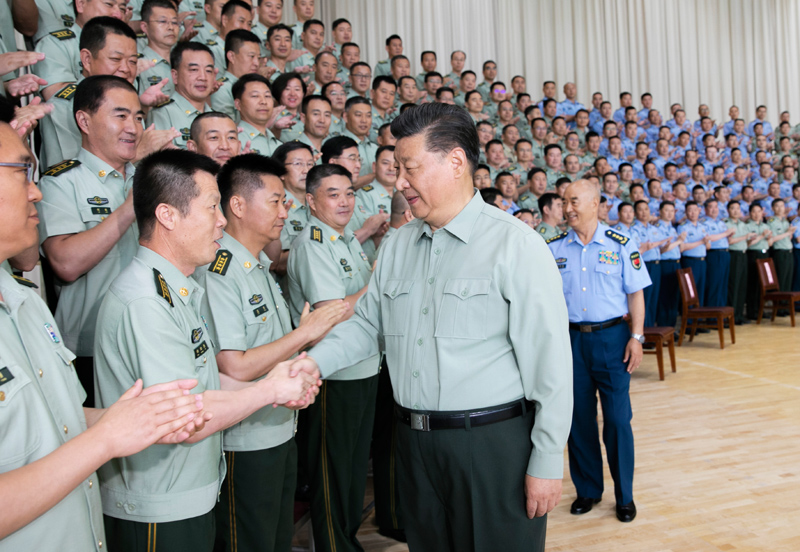 8月22日，中共中央總書記、國家主席、中央軍委主席習近平到空軍某基地視察。這是習近平親切接見駐甘肅部隊副師職以上領(lǐng)導(dǎo)干部和團級單位主官。