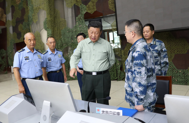 8月22日，中共中央總書記、國家主席、中央軍委主席習近平到空軍某基地視察。這是習近平察看基地作戰(zhàn)指揮中心，了解戰(zhàn)備值班和訓練情況。