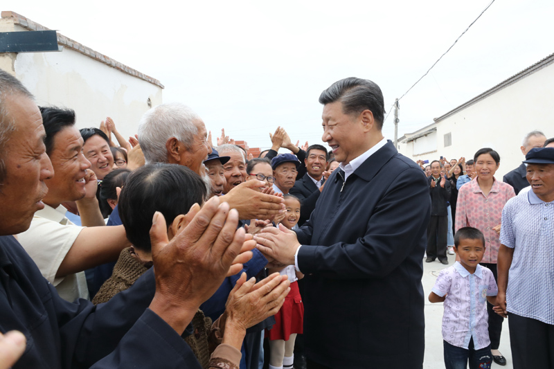 8月19日至22日，中共中央總書記、國家主席、中央軍委主席習(xí)近平在甘肅考察。這是21日上午，習(xí)近平在武威市古浪縣黃花灘生態(tài)移民區(qū)富民新村同村民親切交談。