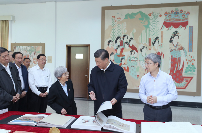 8月19日至22日，中共中央總書記、國家主席、中央軍委主席習(xí)近平在甘肅考察。這是19日下午，習(xí)近平在敦煌研究院察看珍藏文物和學(xué)術(shù)成果展示，了解文物保護(hù)和研究、弘揚優(yōu)秀歷史文化情況。