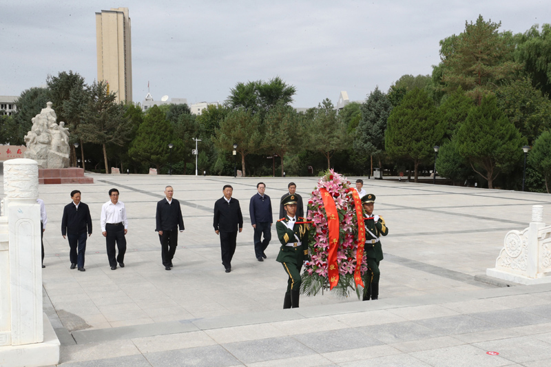 8月19日至22日，中共中央總書記、國家主席、中央軍委主席習(xí)近平在甘肅考察。這是20日上午，習(xí)近平來到張掖市高臺縣，瞻仰中國工農(nóng)紅軍西路軍紀(jì)念碑，向革命先烈敬獻(xiàn)花籃。