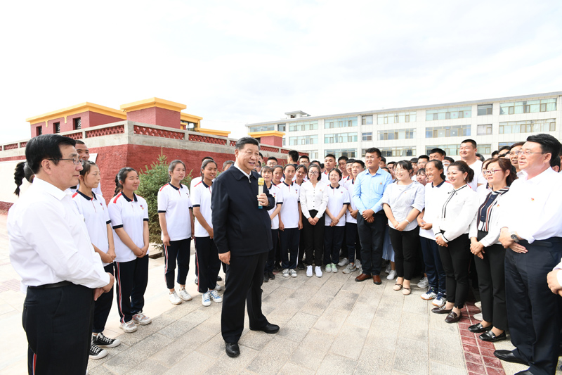 8月19日至22日，中共中央總書記、國家主席、中央軍委主席習(xí)近平在甘肅考察。這是20日下午，習(xí)近平在張掖市山丹培黎學(xué)校同師生親切交流。