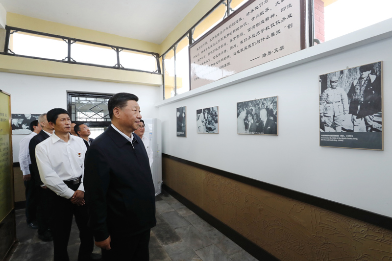 8月19日至22日，中共中央總書記、國家主席、中央軍委主席習(xí)近平在甘肅考察。這是20日下午，習(xí)近平在張掖市山丹培黎學(xué)校參觀學(xué)校創(chuàng)辦人路易·艾黎故居。