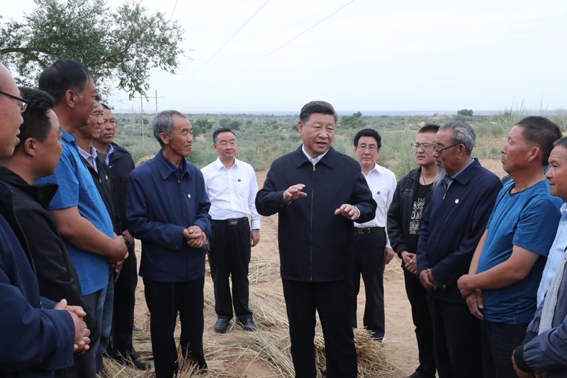 8月19日至22日，中共中央總書記、國家主席、中央軍委主席習(xí)近平在甘肅考察。這是21日上午，習(xí)近平在武威市古浪縣八步沙林場同“六老漢”代表及林場職工親切交談。