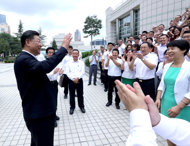 8月19日至22日，中共中央總書記、國家主席、中央軍委主席習(xí)近平在甘肅考察。這是21日下午，習(xí)近平在讀者出版集團(tuán)有限公司同工作人員親切交談。