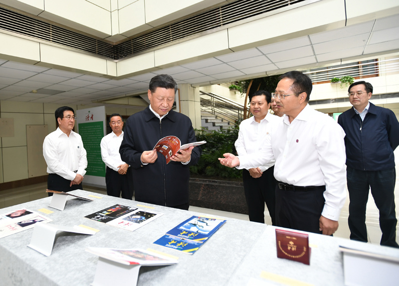 8月19日至22日，中共中央總書記、國家主席、中央軍委主席習(xí)近平在甘肅考察。這是21日下午，習(xí)近平在讀者出版集團(tuán)有限公司考察。