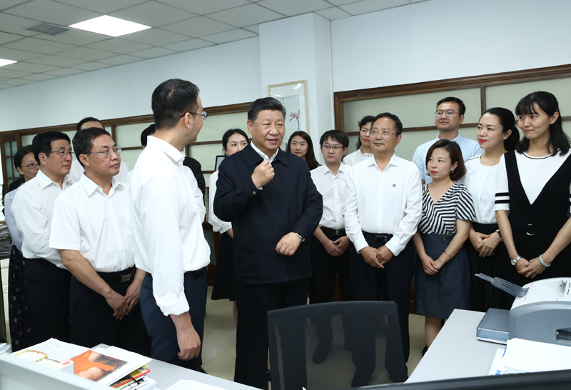 8月19日至22日，中共中央總書記、國家主席、中央軍委主席習(xí)近平在甘肅考察。這是21日下午，習(xí)近平在《讀者》編輯部同工作人員交流，勉勵他們?yōu)槿嗣裉峁└鄡?yōu)秀精神食糧。