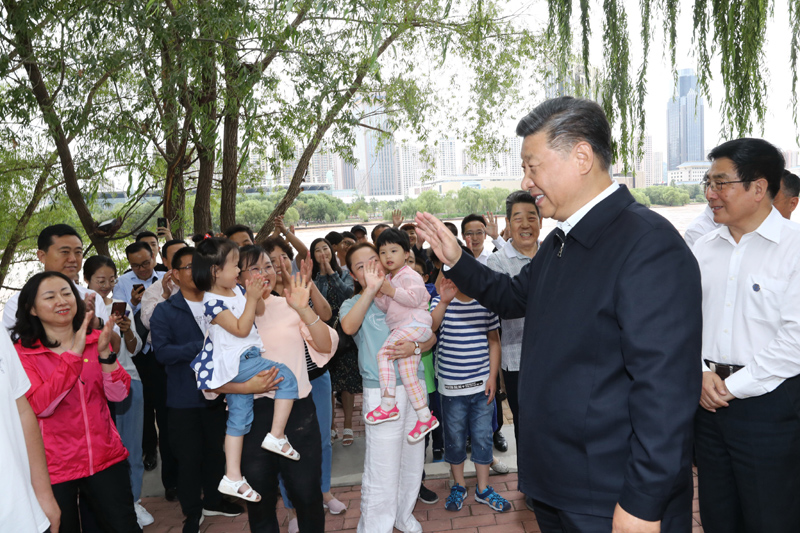 8月19日至22日，中共中央總書記、國家主席、中央軍委主席習(xí)近平在甘肅考察。這是21日下午，習(xí)近平在蘭州市黃河治理蘭鐵泵站項目點同正在休閑的群眾親切交談。