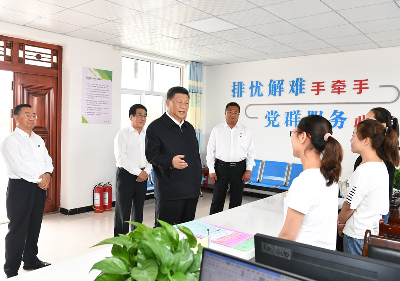 8月19日至22日，中共中央總書記、國家主席、中央軍委主席習(xí)近平在甘肅考察。這是21日上午，習(xí)近平在武威市古浪縣黃花灘生態(tài)移民區(qū)富民新村黨群服務(wù)中心考察。